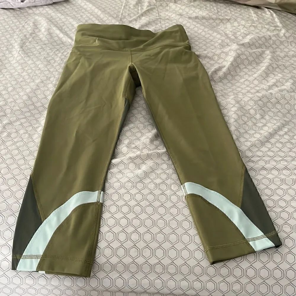 Lululemon pace rival crop with colorblock sz 6